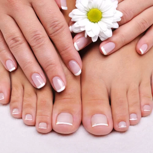 skincare-beauty-female-feet-with-camomile-s-flower_186202-728
